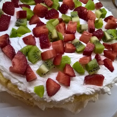 Krok 5 - Tort z truskawkami i kiwi Zewy foto