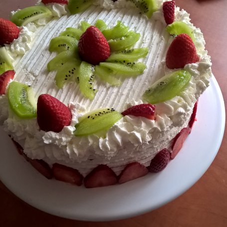 Krok 7 - Tort z truskawkami i kiwi Zewy foto