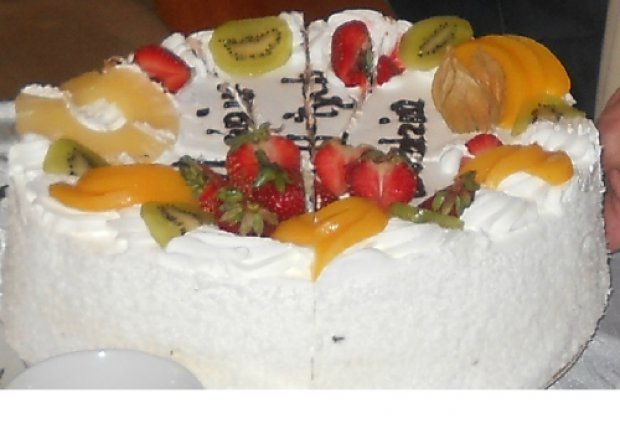 Fotografia przedstawiająca tort z truskawkami