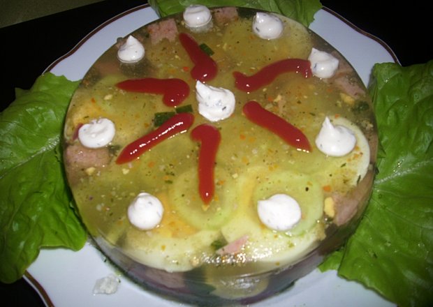 Fotografia przedstawiająca Tort z warzywami w galarecie
