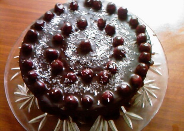 Fotografia przedstawiająca Tort z wiśniami w czekoladzie