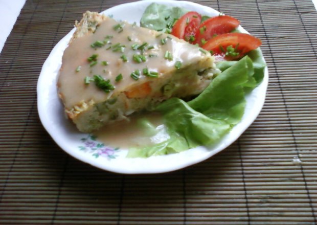 Fotografia przedstawiająca Tort ziemniaczany z mięsem i warzywami