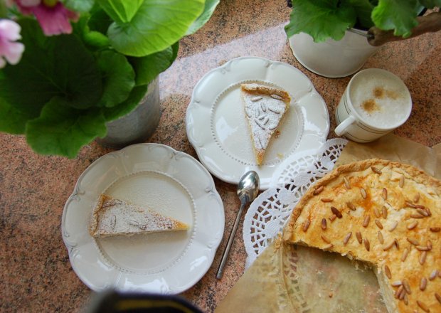 Fotografia przedstawiająca torta della nonna czyli ciasto włoskiej babci