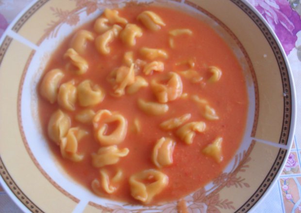 Fotografia przedstawiająca tortelinii  w sosie pomidorowym