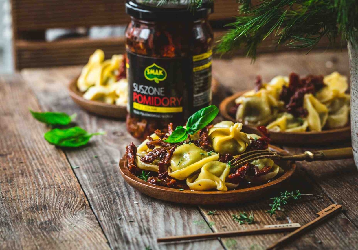 Sałatka z tortellini z suszonymi pomidorami foto