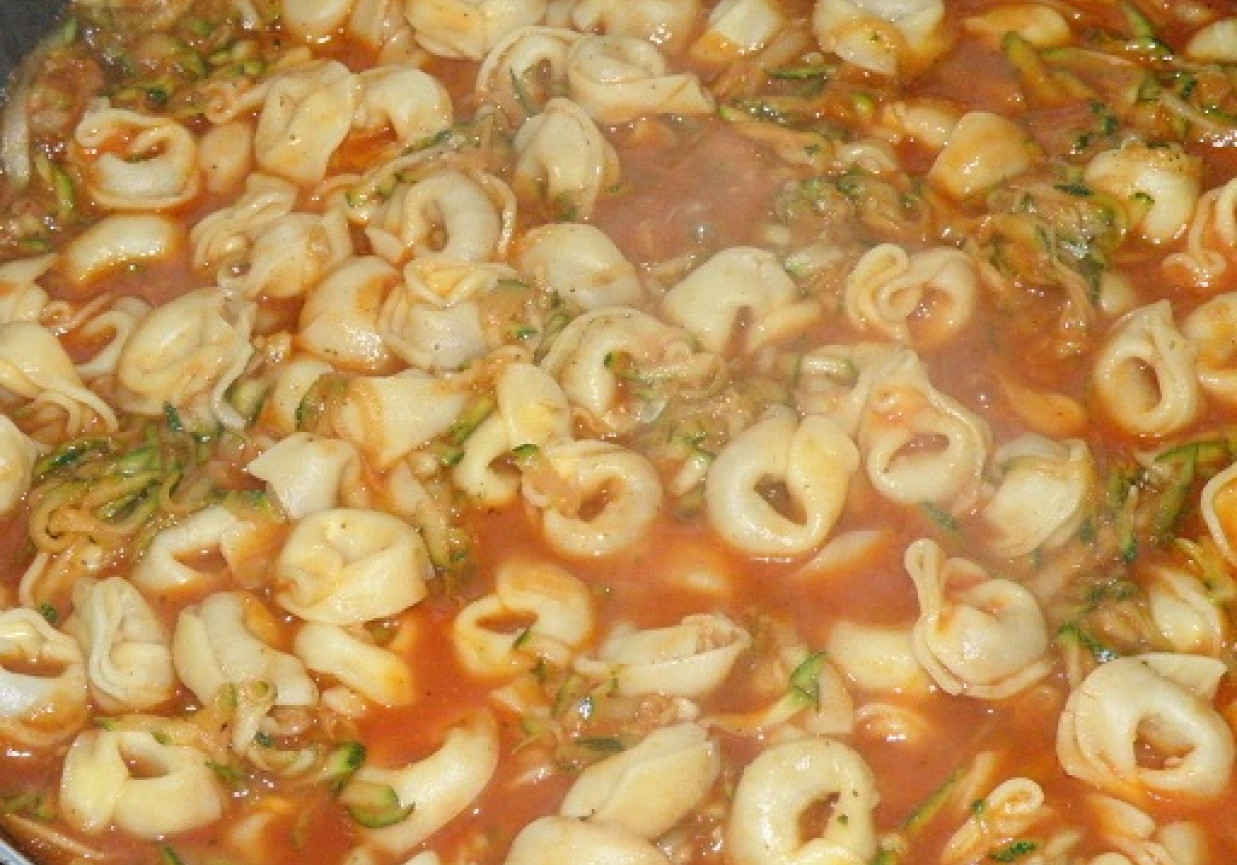 Tortellini grzybowe w sosie pomidorowym z cukinią foto