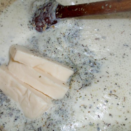 Krok 4 - Tortellini  na ciepło z sosem śmietankowym foto