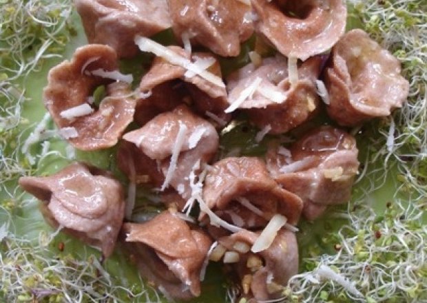 Fotografia przedstawiająca Tortellini pełnoziarniste z ziołowym serkiem i sosem aglio olio