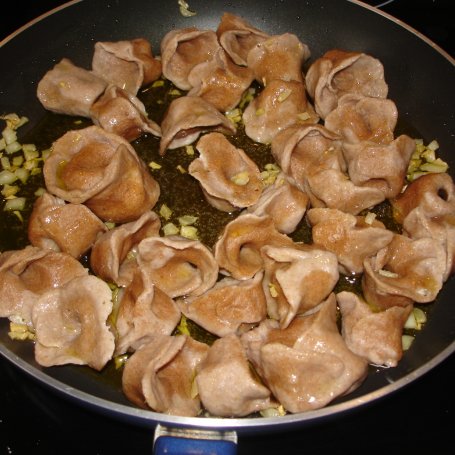 Krok 3 - Tortellini pełnoziarniste z ziołowym serkiem i sosem aglio olio foto