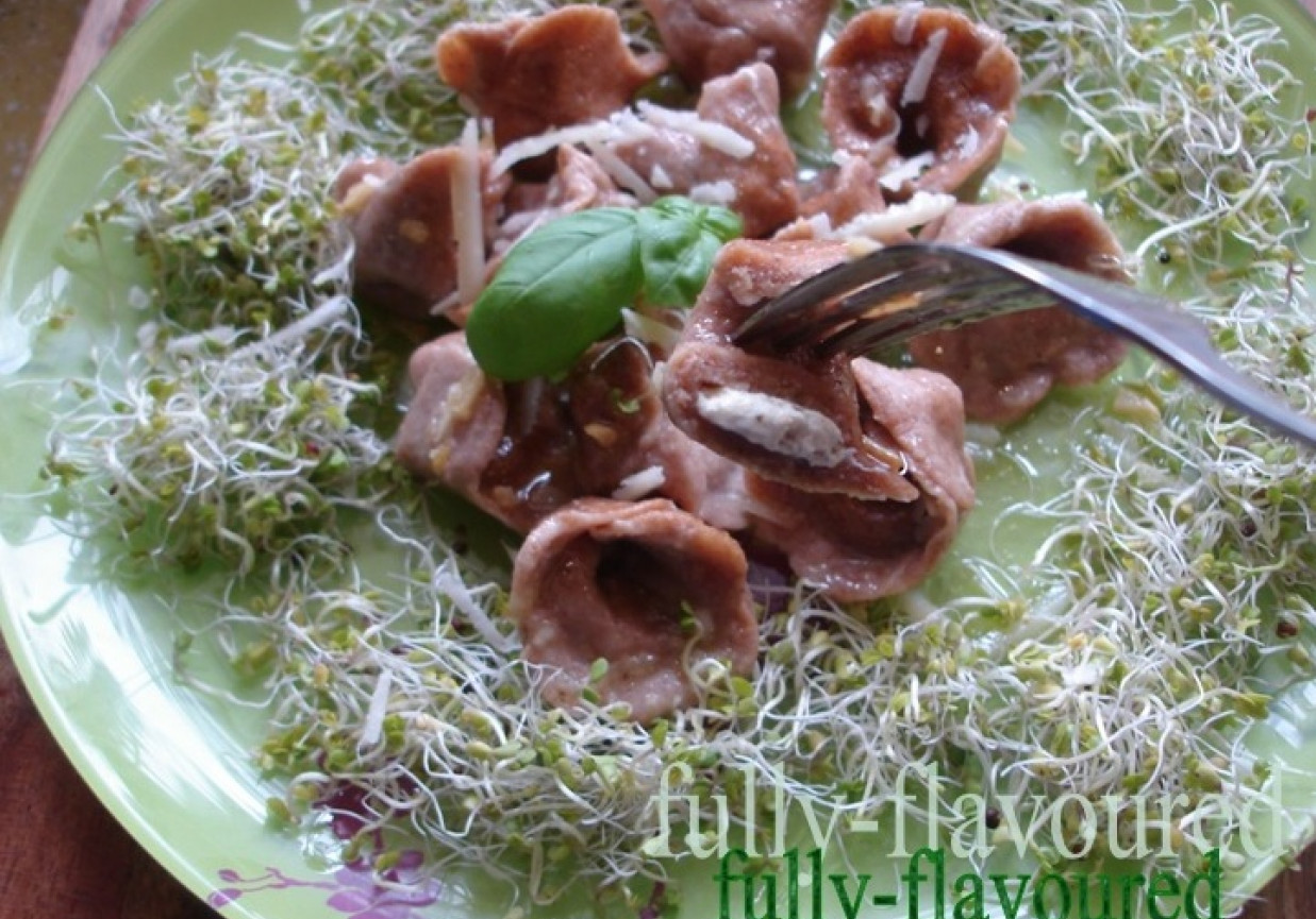 Tortellini pełnoziarniste z ziołowym serkiem i sosem aglio olio foto