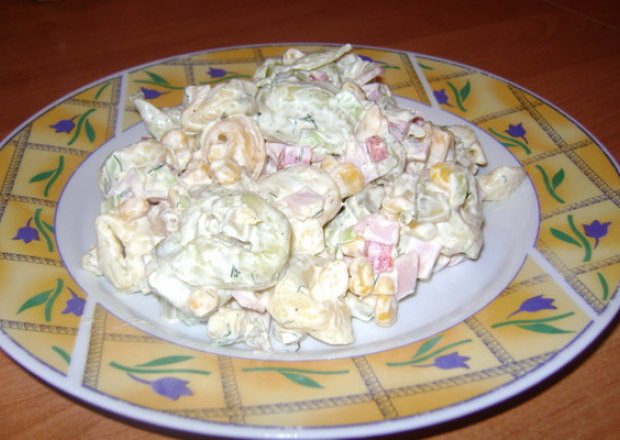 Fotografia przedstawiająca Tortellini w sałatce.