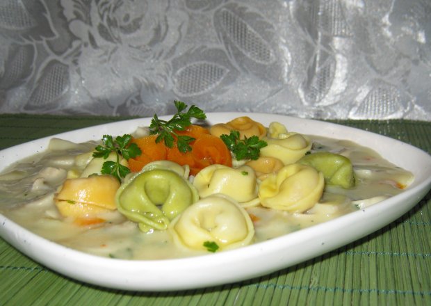Fotografia przedstawiająca Tortellini w sosie pieczarkowym