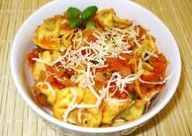 Fotografia przedstawiająca Tortellini w sosie pomidorowo-cebulowym