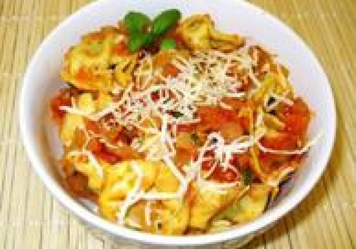 Tortellini w sosie pomidorowo-cebulowym foto