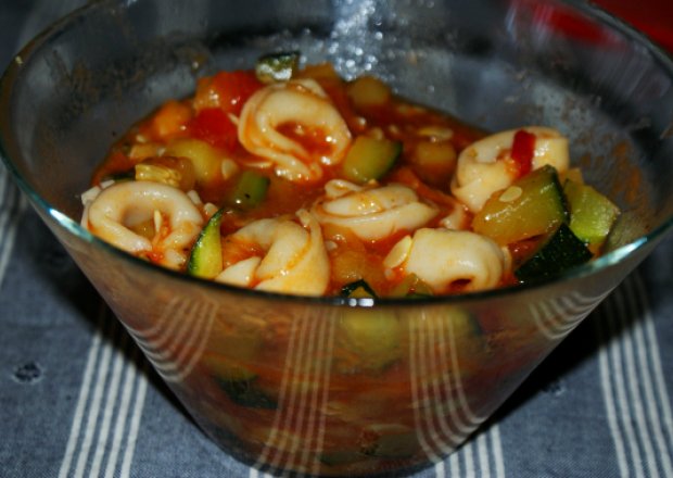 Fotografia przedstawiająca Tortellini  w sosie pomidorowym  z cukinią na ciepło