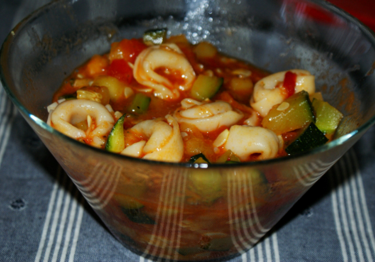 Tortellini  w sosie pomidorowym  z cukinią na ciepło foto