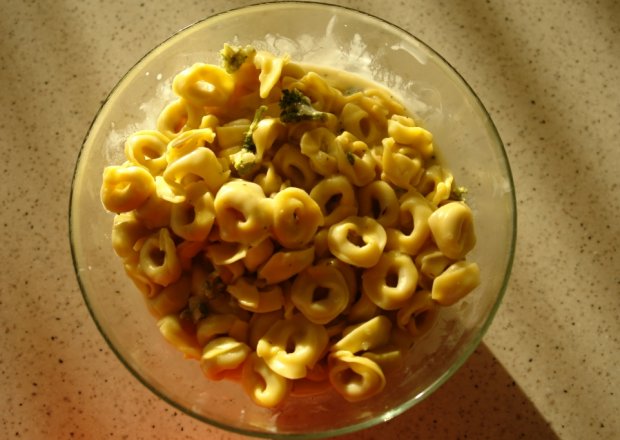 Fotografia przedstawiająca Tortellini w sosie serowym z brokułami