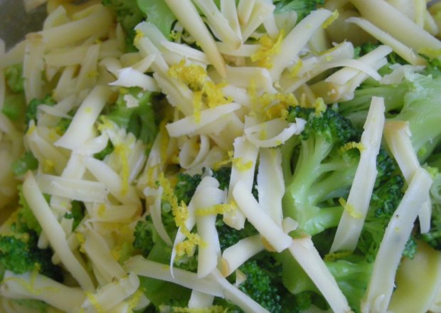 Fotografia przedstawiająca tortellini z brokułami pod serowo-cytrynową pierzynką