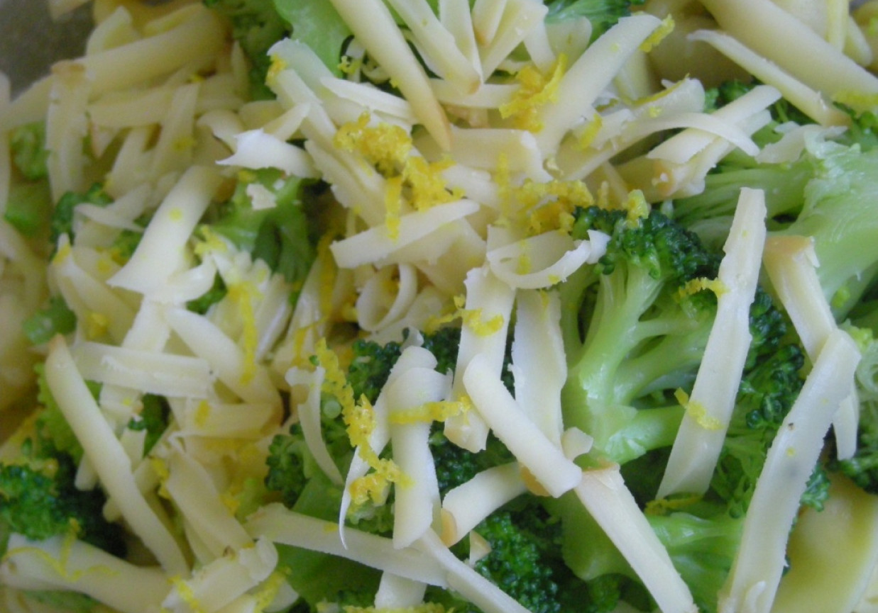 tortellini z brokułami pod serowo-cytrynową pierzynką foto