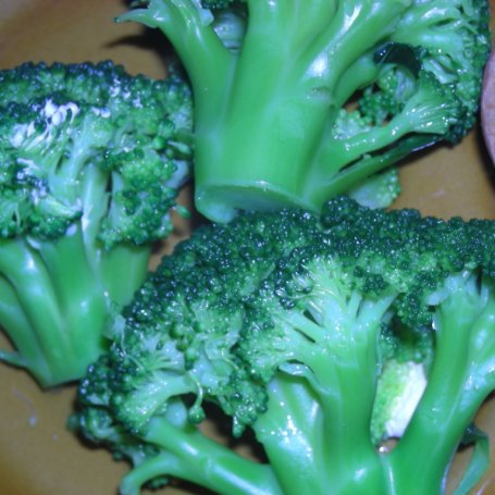Krok 2 - tortellini z brokułami pod serowo-cytrynową pierzynką foto