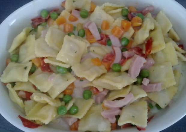 Fotografia przedstawiająca Tortellini z chorizo i młodymi warzywami
