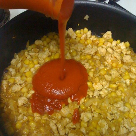 Krok 2 - Tortellini z kurczakiem w sosie pomidorowo-śmietankowym zapiekane pod żółtym serem foto