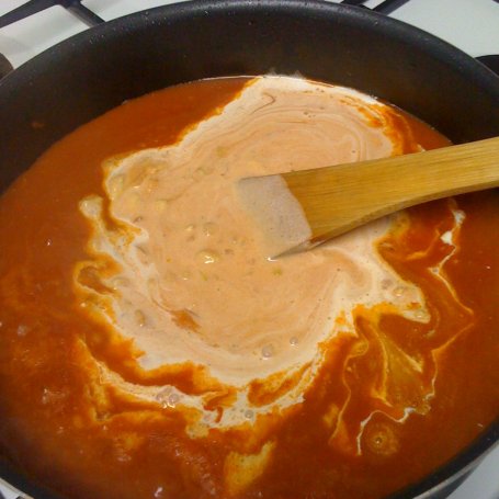 Krok 3 - Tortellini z kurczakiem w sosie pomidorowo-śmietankowym zapiekane pod żółtym serem foto