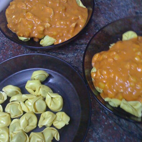 Krok 4 - Tortellini z kurczakiem w sosie pomidorowo-śmietankowym zapiekane pod żółtym serem foto