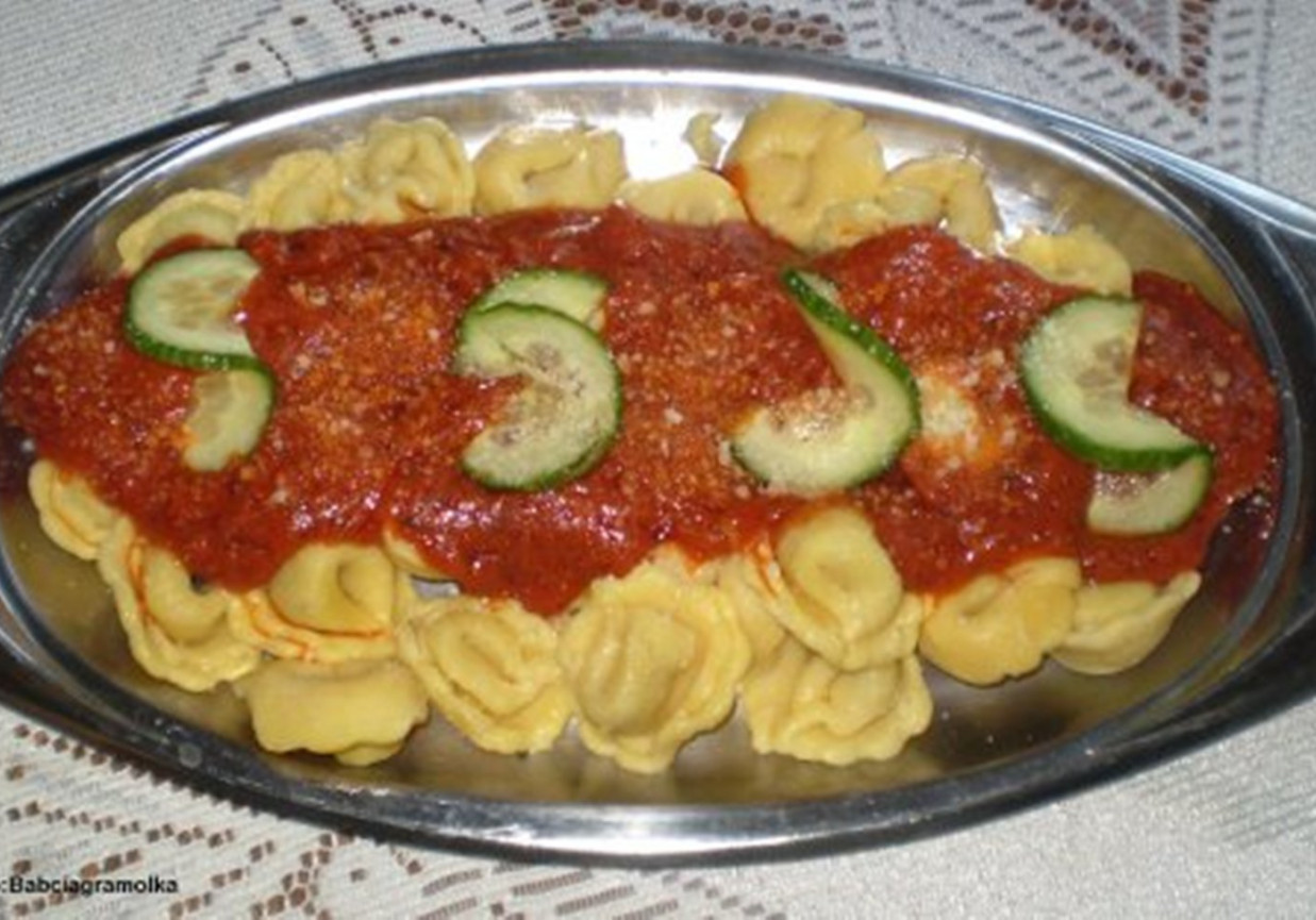 Tortellini z sosem neapolitańskim: foto