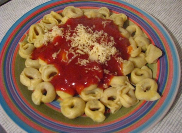 Fotografia przedstawiająca Tortellini z sosem pomidorowym i parmezanem
