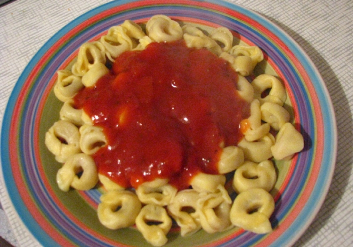 Tortellini z sosem pomidorowym i parmezanem foto