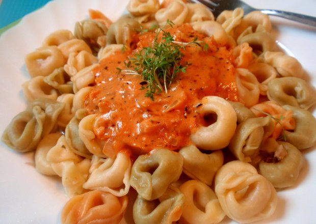Fotografia przedstawiająca Tortellini  z sosem pomidorowym