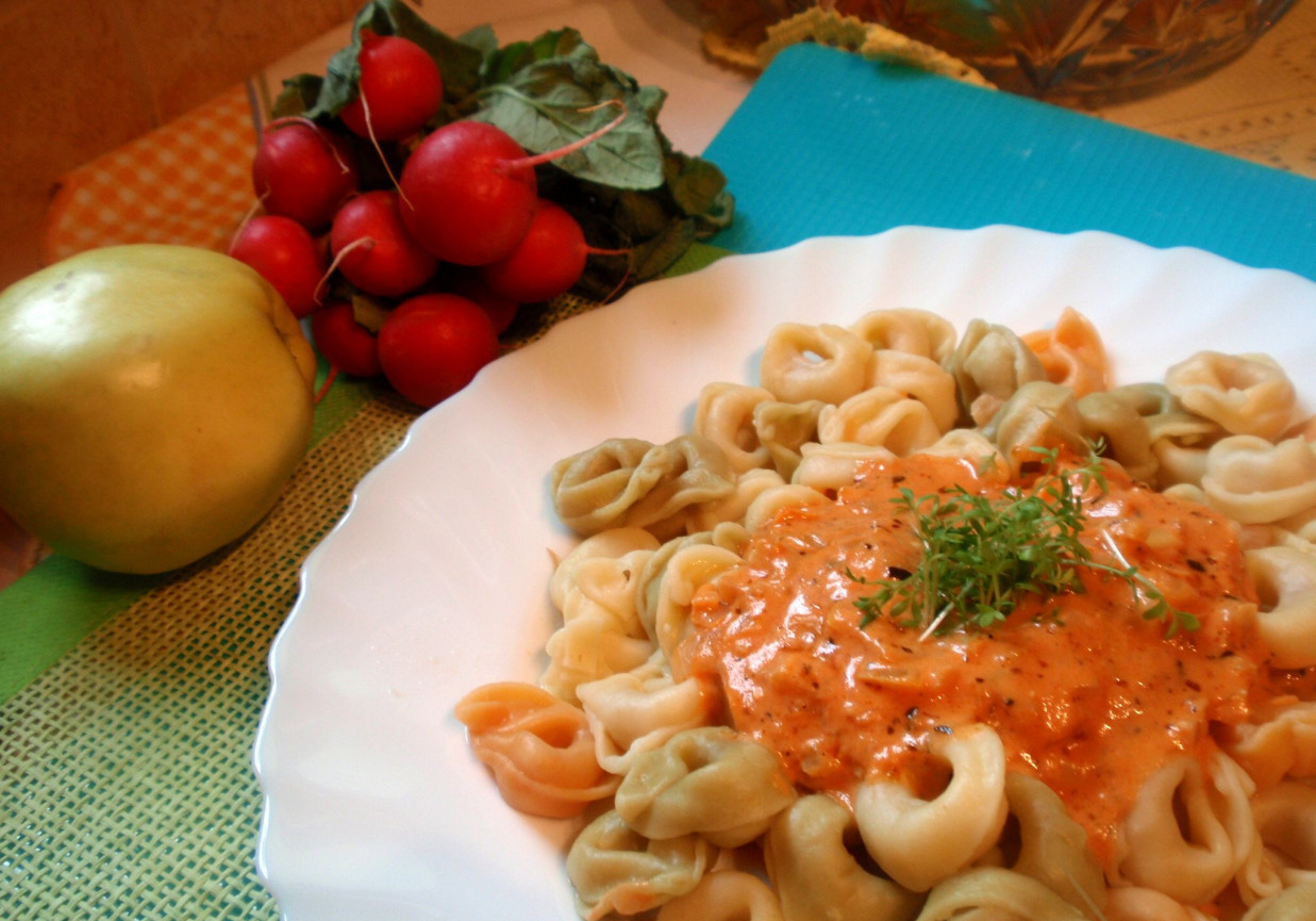 Tortellini  z sosem pomidorowym foto