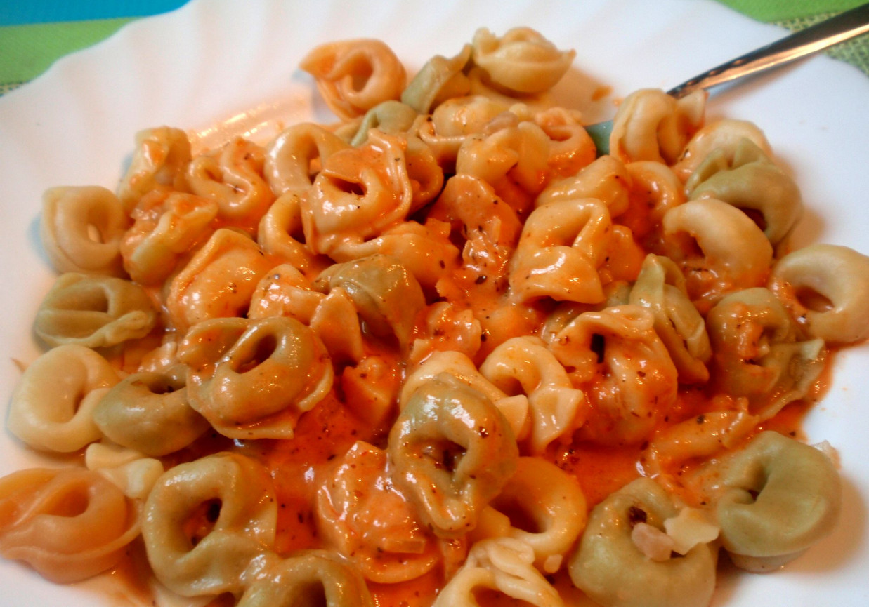 Tortellini  z sosem pomidorowym foto