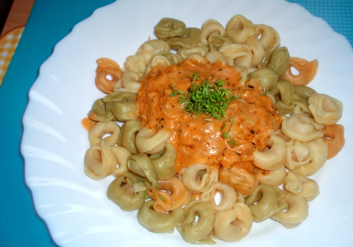 Tortellini  z sosem pomidorowym foto