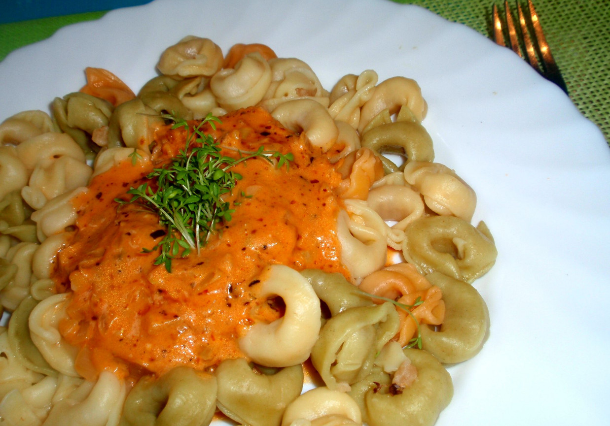 Tortellini  z sosem pomidorowym foto
