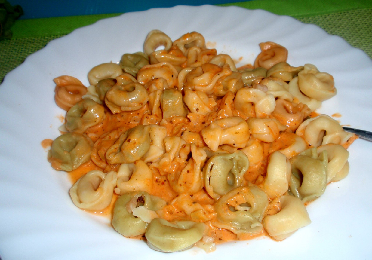 Tortellini  z sosem pomidorowym foto
