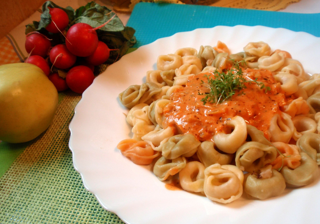 Tortellini  z sosem pomidorowym foto