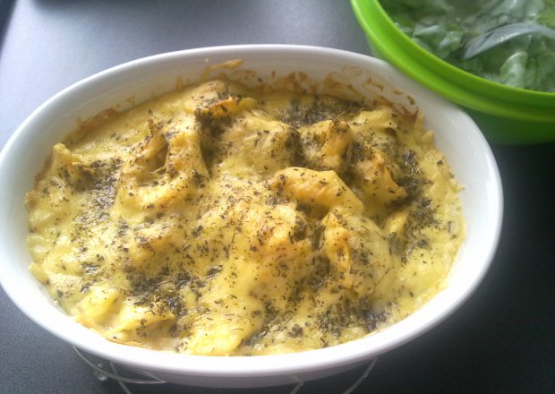 Fotografia przedstawiająca Tortellini ze szpinakiem zapiekane w sosie śmietanowo-brokułowym