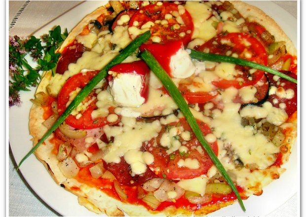 Fotografia przedstawiająca Tortilla a'la pizza