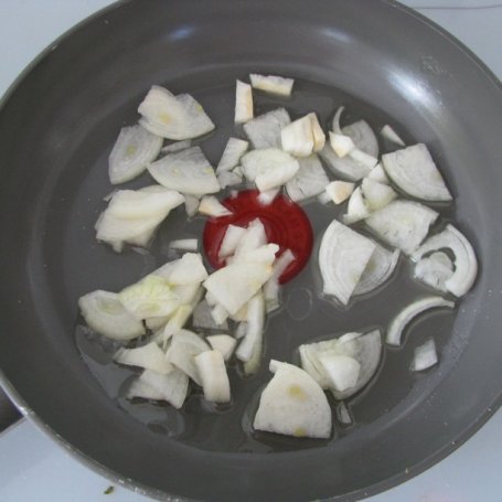Krok 1 - Tortilla de patatas, czyli hiszpański omlet z ziemniakami foto