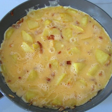 Krok 7 - Tortilla de patatas, czyli hiszpański omlet z ziemniakami foto