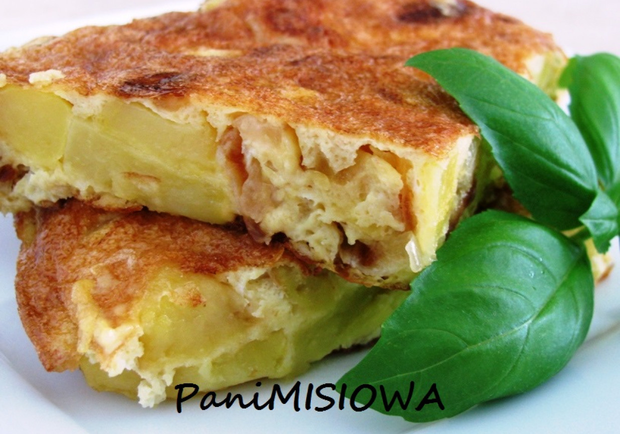 Tortilla de patatas, czyli hiszpański omlet z ziemniakami foto