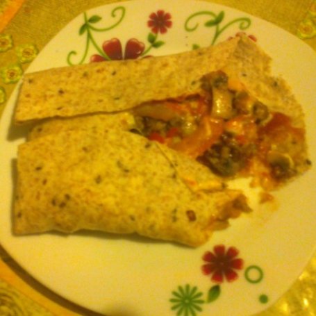 Krok 5 - Tortilla gyrosowa z mięsem i warzywami i serem foto