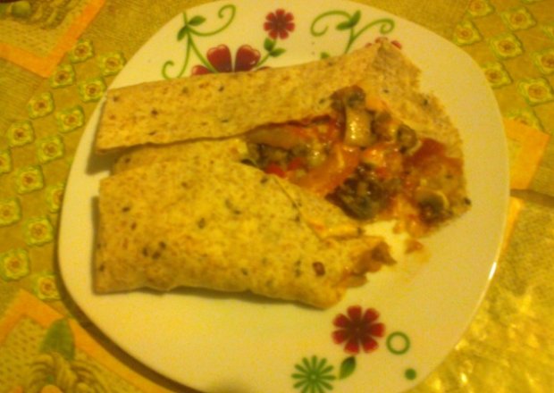 Fotografia przedstawiająca Tortilla gyrosowa z mięsem i warzywami i serem