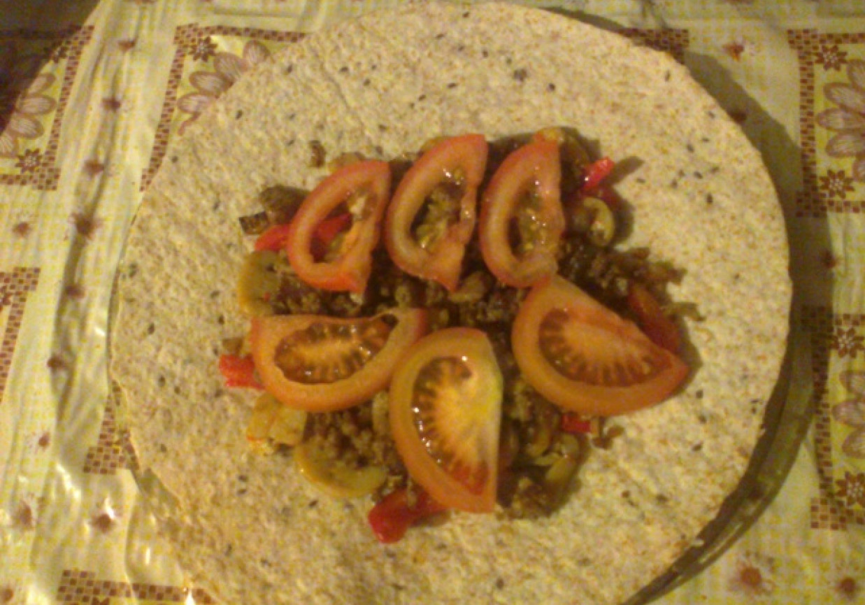 Tortilla gyrosowa z mięsem i warzywami i serem foto