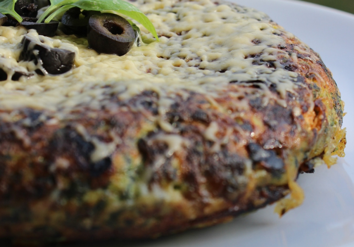 Tortilla hiszpańska  z fetą, szpinakiem i oliwkami foto