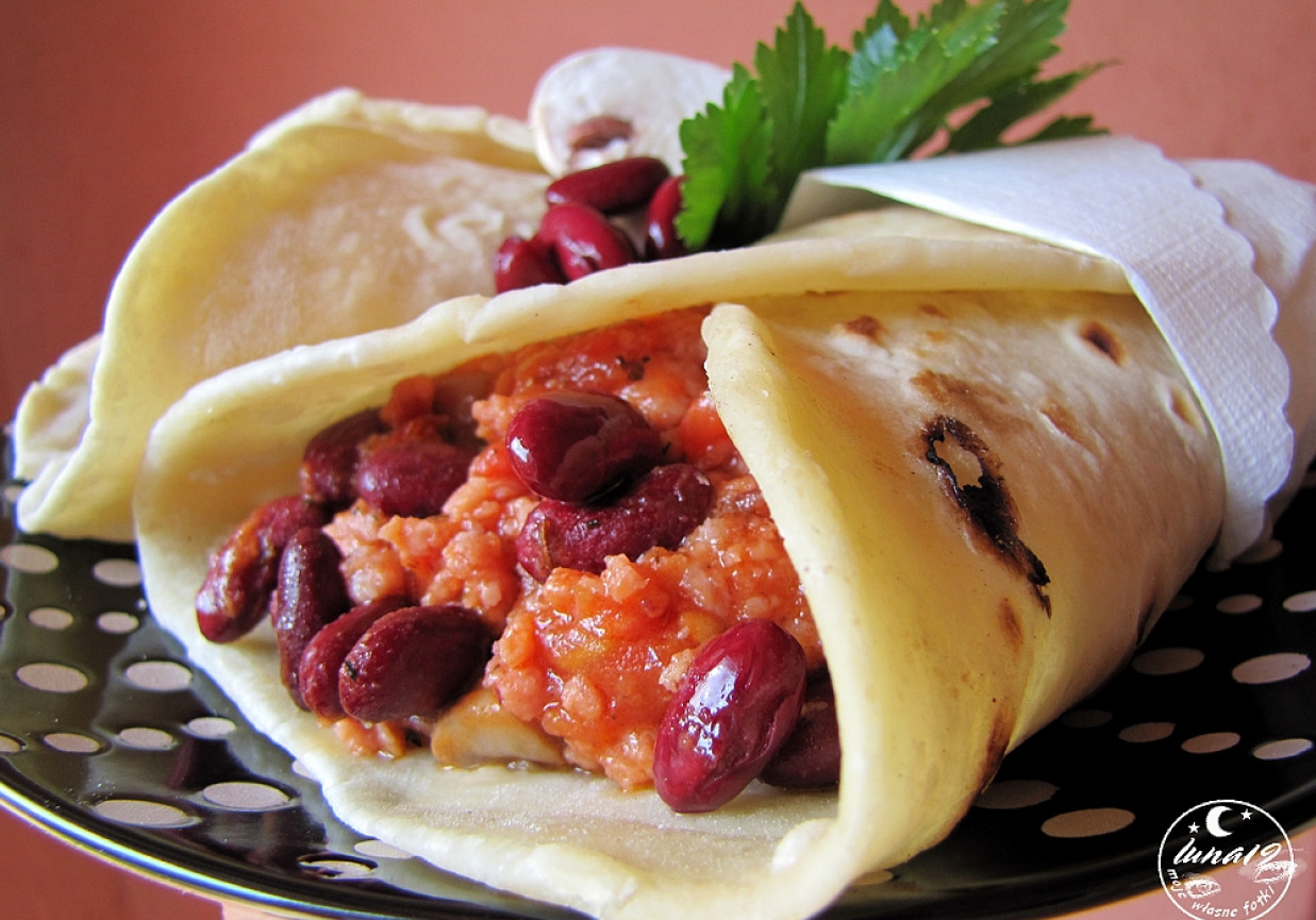Tortilla meksykańska z mięsem i fasolą foto