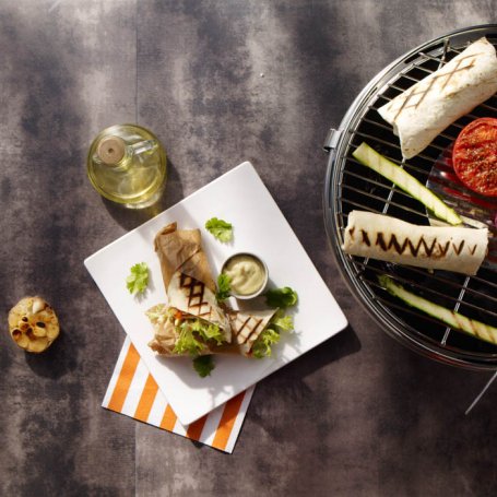 Krok 5 - Tortilla nadziewana grillowanym kurczakiem z warzywami foto