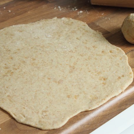 Krok 3 - Tortilla orkiszowa z kurczakiem, warzywami i dipem jogurtowym foto